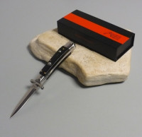 Coltello a scatto Cm.18,50 Mod.Medici Swinguard/18.5 Corno di bufalo scuro asiatico - Italian stiletto