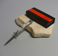 Coltello a scatto Cm.18,50 Mod.Medici Swinguard/18.5 Perloide bianca ( Imitazione madreperla ) - Italian stiletto