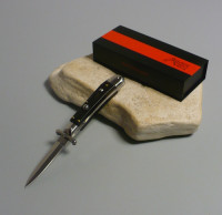 Coltello a scatto Cm.18,50 Mod.Medici Swinguard/18.5 Legno di ebano scuro - Italian stiletto