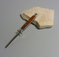 Coltello a scatto Cm.28 Mod.Swinguard Sblpc/28 Legno palissandro chiaro con lavorazione file work -Italian stiletto