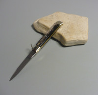 Coltello a scatto Cm.28 Mod.Falcon chiusura anello Punta di corno di bufalo scuro di montagna naturale - Italian stiletto