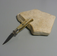 Coltello a scatto Cm.19,50 Mod.Calibro con estrattore di cartucce Corno di bufalo albino chiaro naturale - Italian stiletto